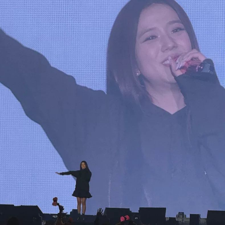 JISOO パーカー (BLACKPINK) アモーテージ