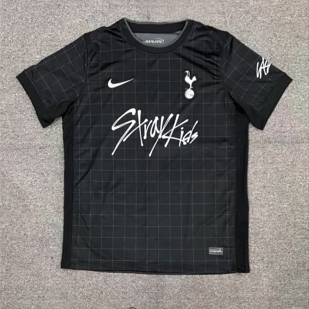 STRAY KIDS TOTTENHAM Tシャツ