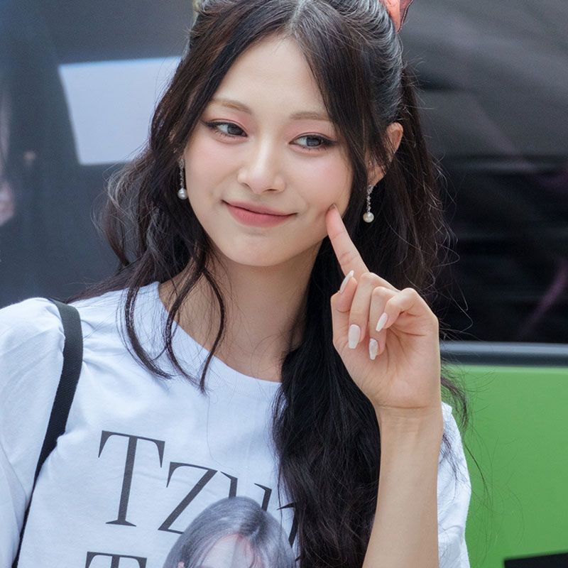 ツウィ (TWICE) 100% コットン シャツ (ホワイト &amp; ブラック)