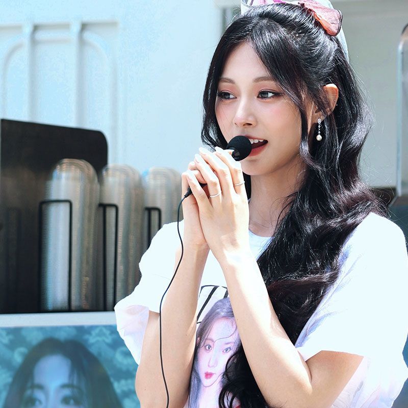 ツウィ (TWICE) 100% コットン シャツ (ホワイト &amp; ブラック)