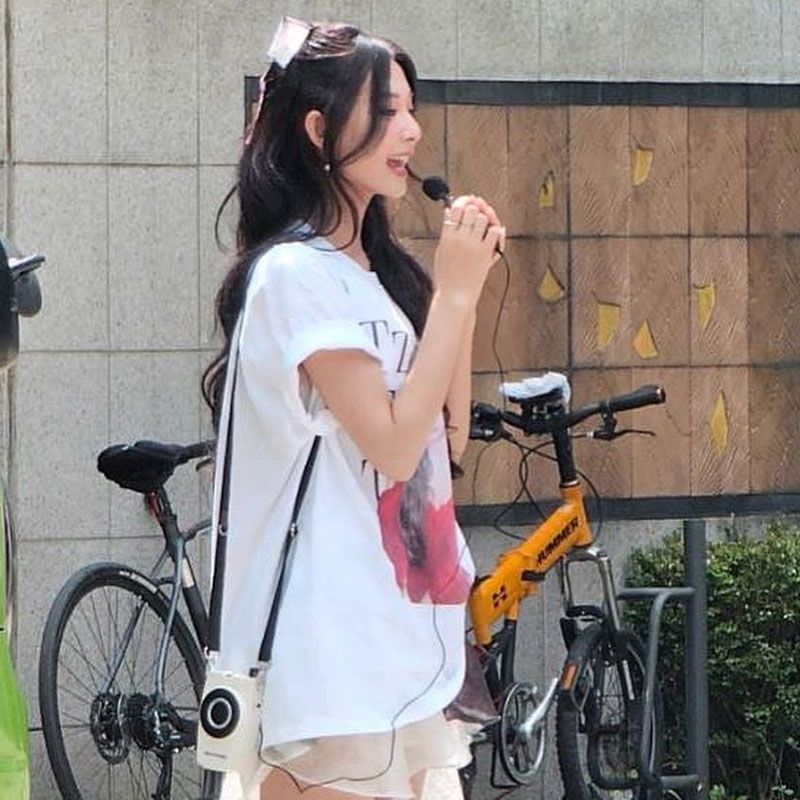 ツウィ (TWICE) 100% コットン シャツ (ホワイト &amp; ブラック)