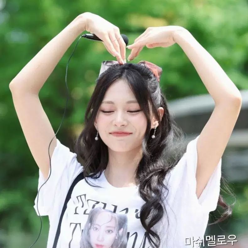 ツウィ (TWICE) 100% コットン シャツ (ホワイト &amp; ブラック)