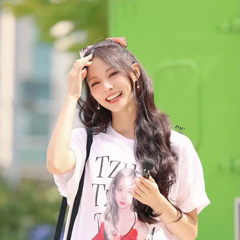 ツウィ (TWICE) 100% コットン シャツ (ホワイト &amp; ブラック)