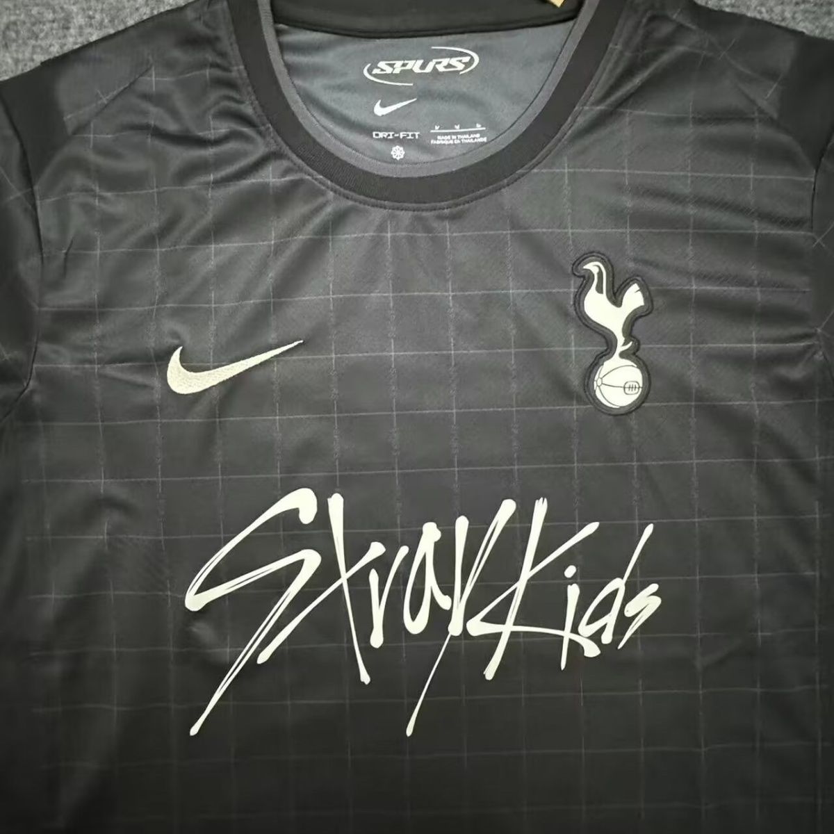 STRAY KIDS TOTTENHAM Tシャツ