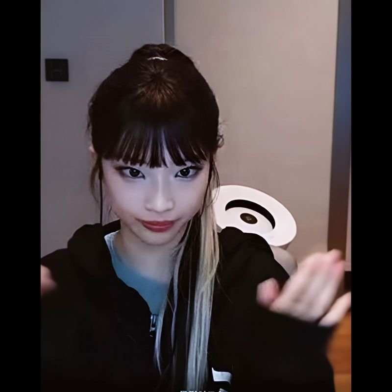 ベビーモンスター フーディー WE GO UP