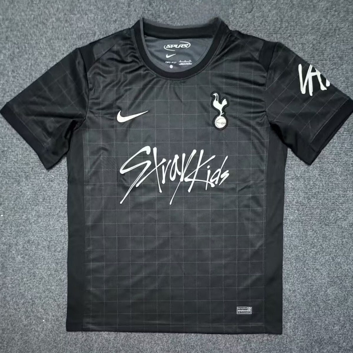 STRAY KIDS TOTTENHAM Tシャツ