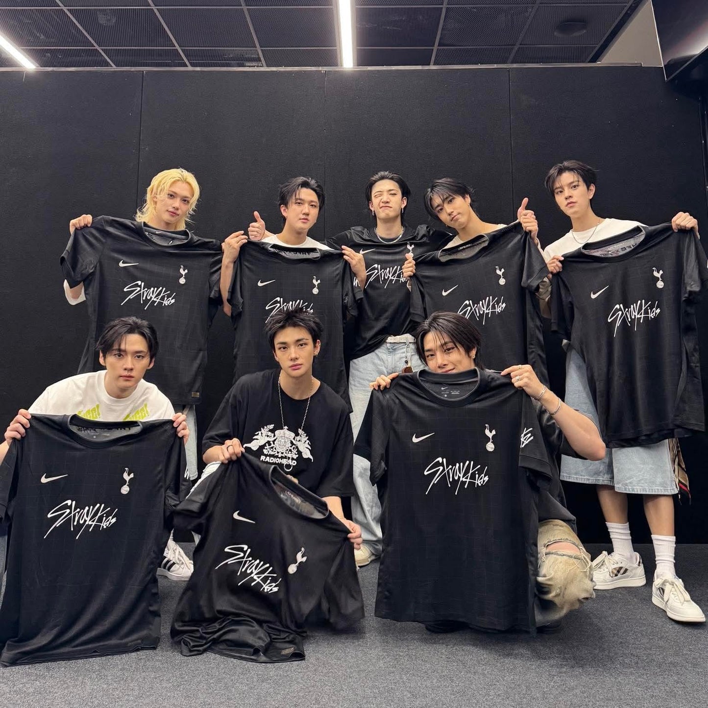 STRAY KIDS TOTTENHAM Tシャツ